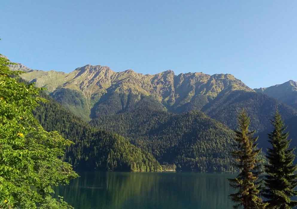 Озеро рица и горы